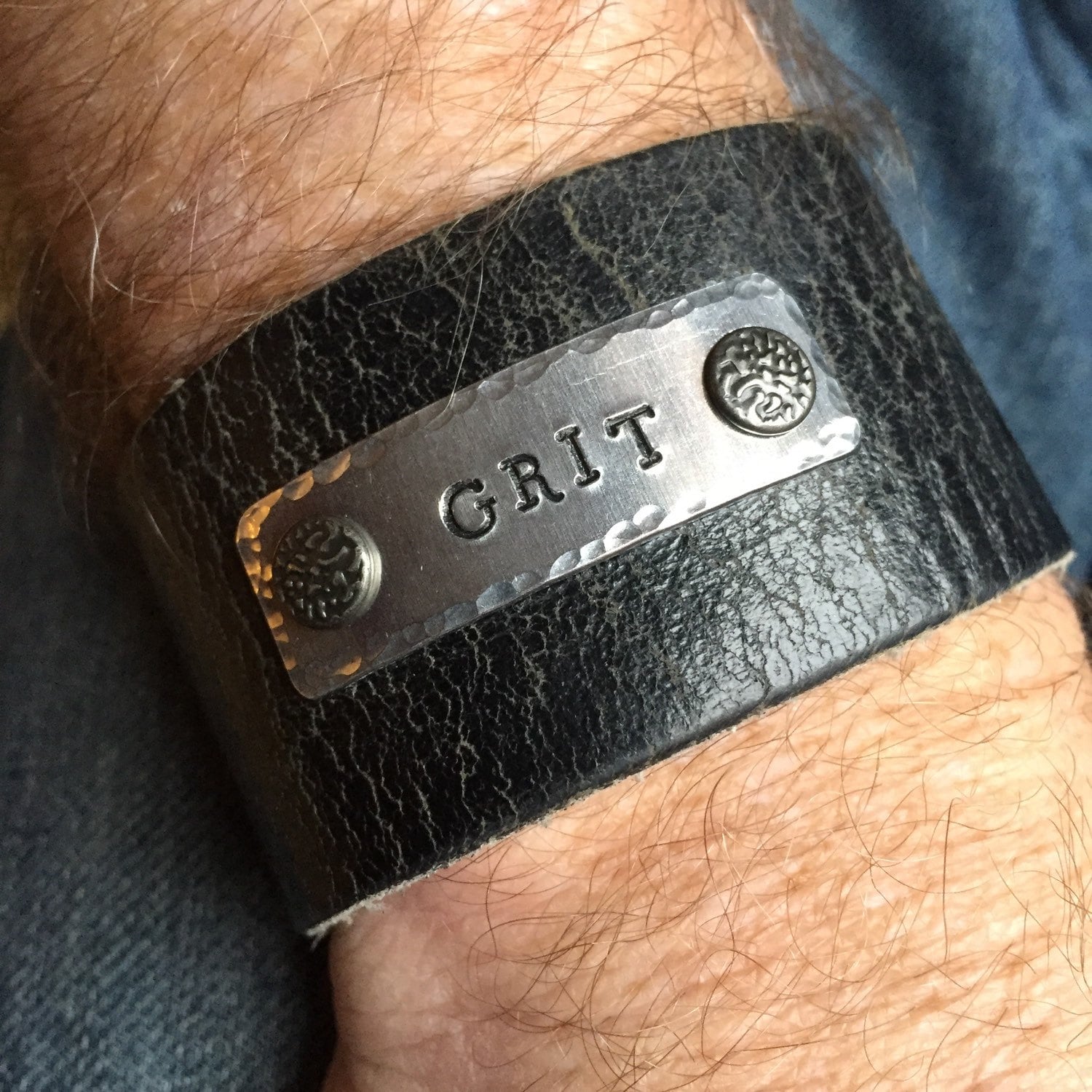 Personalisiertes Manschettenarmband Aus Leder Für Männer - Geschenk Individuell Gestempeltes Wort Armband Ehemann Des Jahres Personalisiertes Manschettenarmband Aus Leder Für Männer - Geschenk Individuell Gestempeltes Wort Armband Ehemann Des Jahres von LoveSquaredDesigns