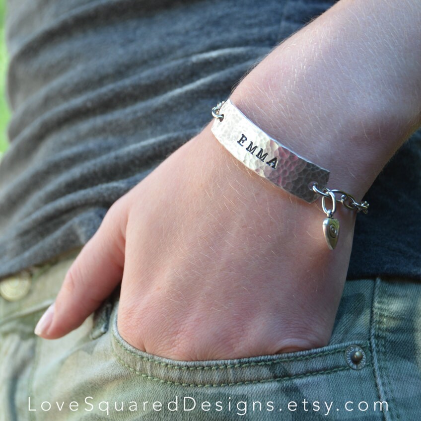Personalisiertes Namensarmband - Metall Armband Mit Namen Love Squared Designs Personalisiertes Namensarmband - Metall Armband Mit Namen Love Squared Designs von LoveSquaredDesigns