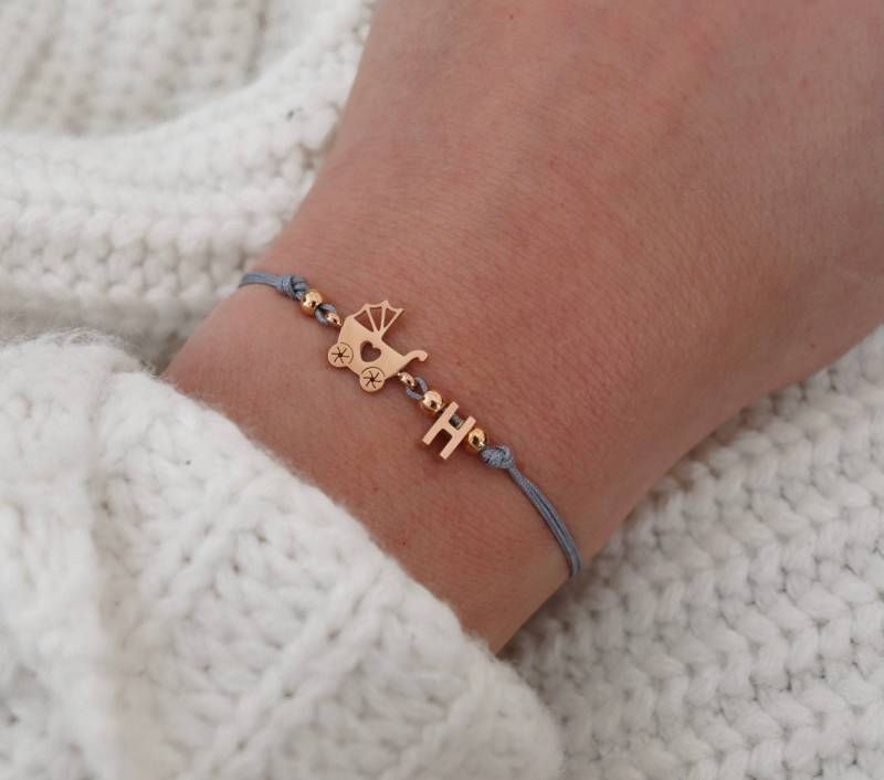 Armband Buchstabe Initiale Rosé Gold Kinderwagen Baby Mutter Taufe Geburt Schwanger Edelstahl Personalisierbar von LoveStatementNet
