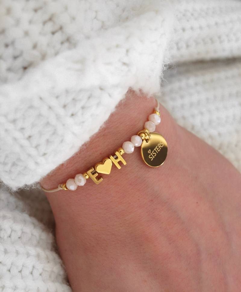Armband Sisters Schwestern Schwester Zwei Buchstaben Initiale Herz Rose Gold Perlen Beige Filigran Anhänger von LoveStatementNet