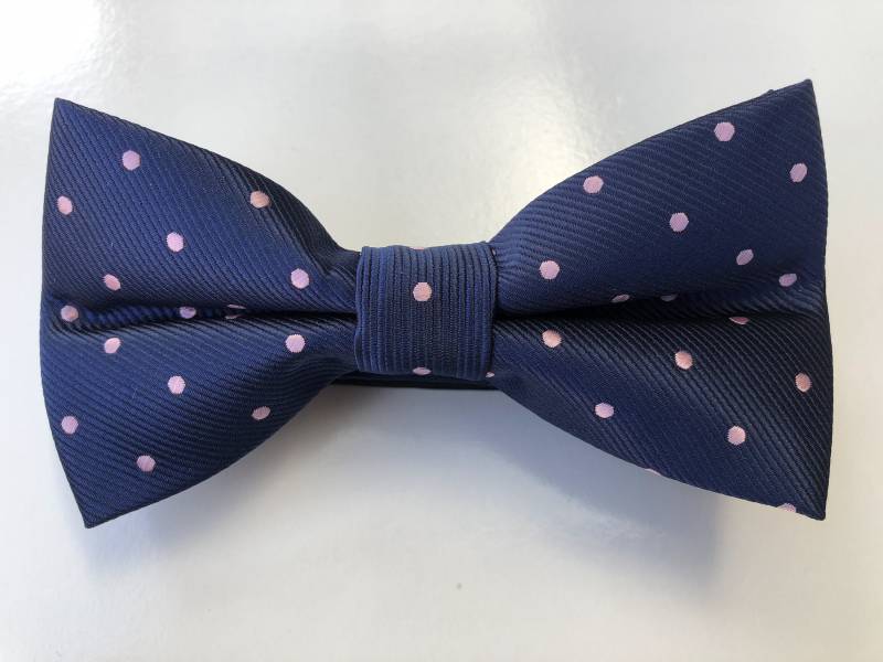 Herren Fliege Vorgebunden Navy Blau Pink Polka Dots Pocket Square Set. Dunkelblaue Hochzeitskrawatte. + Square. Trauzeugen Krawatte von LoveStonesAustralia