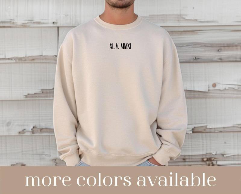 Custom Roman Numeral Sweatshirt, Minimalist Honeymoon Sweater, Matching Couple Wedding Date Personalized Unisex Sweater von LoveSuDesignShop