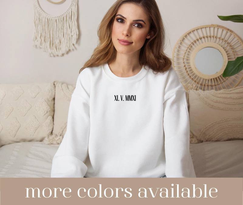 Custom Roman Numeral Sweatshirt, Minimalist Honeymoon Sweater, Matching Couple Wedding Date Personalized Unisex Sweater von LoveSuDesignShop