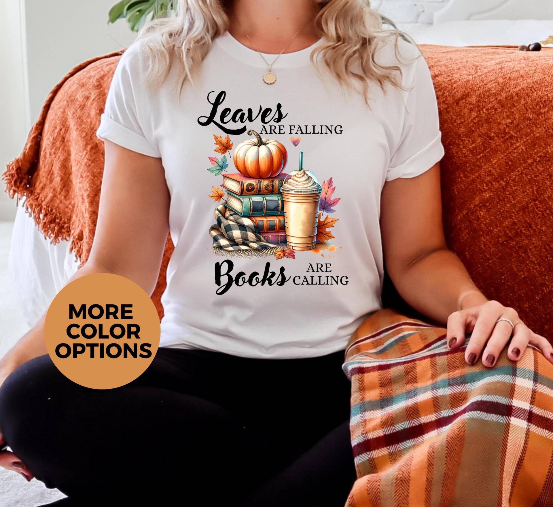 Cute Fall Shirt, Book Lover Pumpkin Spice Autumn Outfit, Fashion, Retro Bookworm Shirt von LoveSuDesignShop