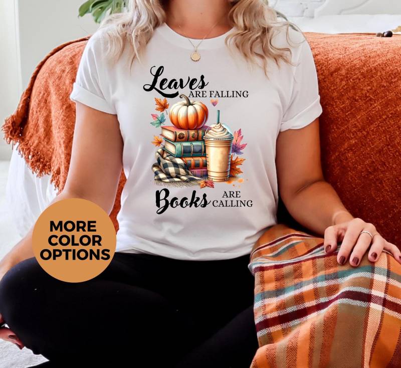 Cute Fall Shirt, Book Lover Pumpkin Spice Autumn Outfit, Fashion, Retro Bookworm Shirt von LoveSuDesignShop