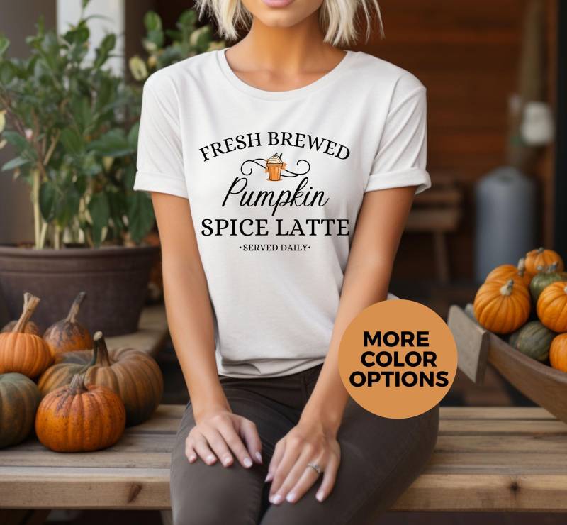 Cute Pumpkin Spice Latte Shirt, Fall Coffee Autumn Psl Lover Fashion, Retro Cozy Funny Gift von LoveSuDesignShop