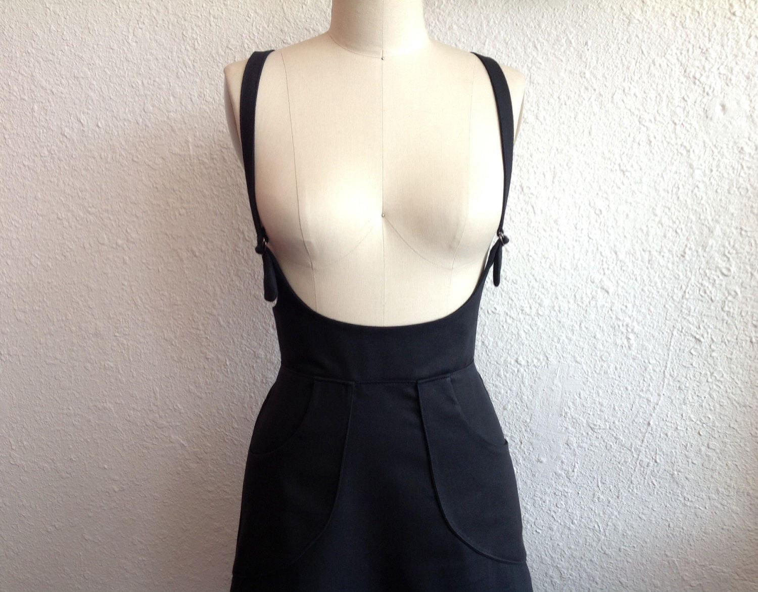 Schwarzer Hosenträgerrock Aus Baumwolltwill von LoveToLoveYou