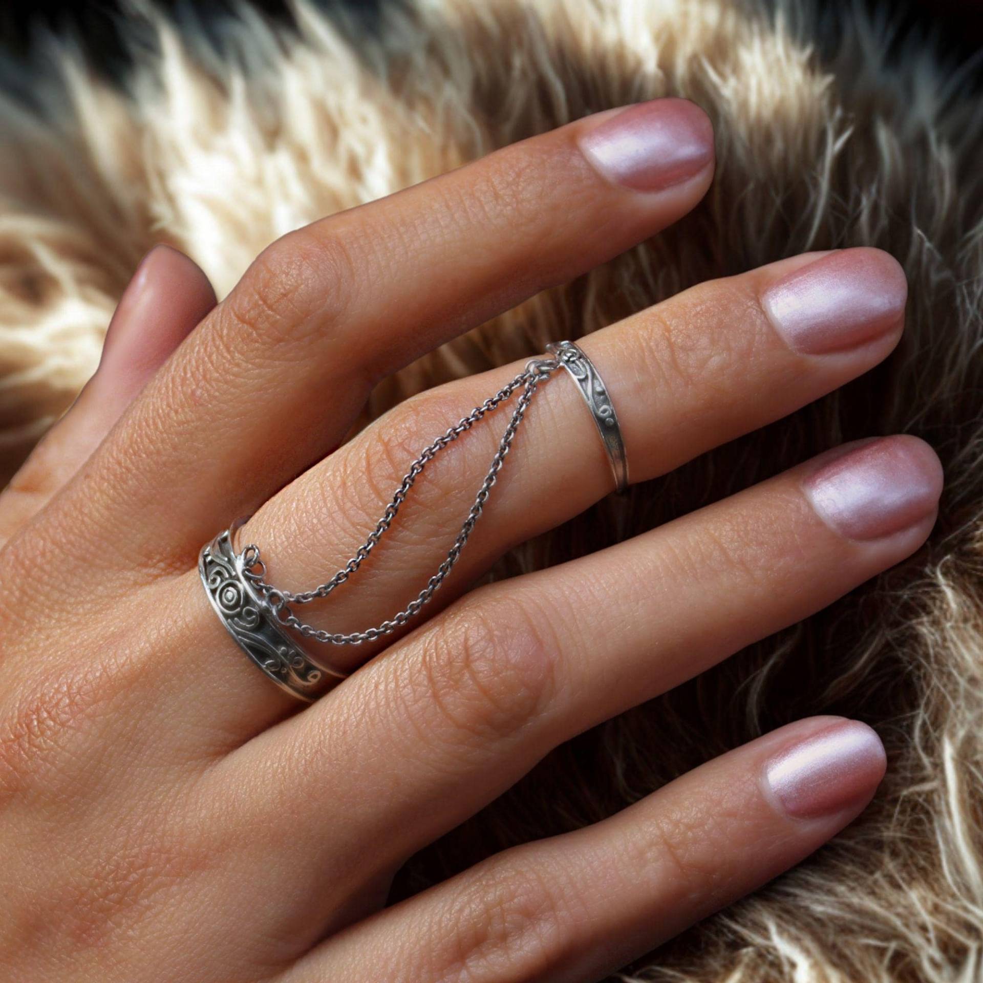Silber Doppelring Mit Kette Ornament Ring 2 Bändern & Filigranem Kettchen - Boho Schmuck Für Damen Gothic Silber Doppelring Mit Kette Ornament Ring 2 Bändern & Filigranem Kettchen - Boho Schmuck Für Damen Gothic von LoveYourDiamonds