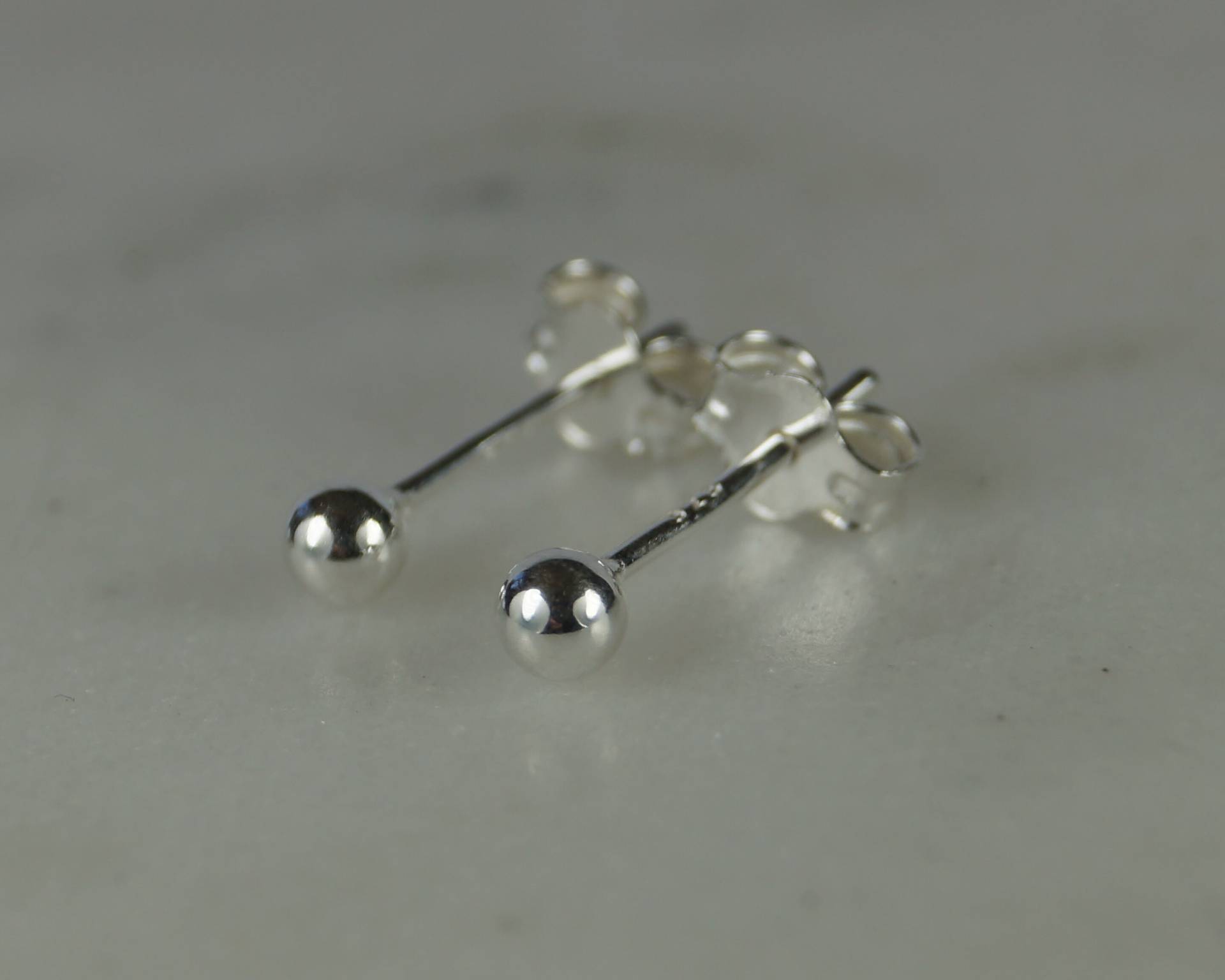 Kleine 3 Mm Sterling Silber Ohrstecker, Kugel Minimalist Ohrringe Kleine 3 Mm Sterling Silber Ohrstecker, Kugel Minimalist Ohrringe von LoveYourJewellery