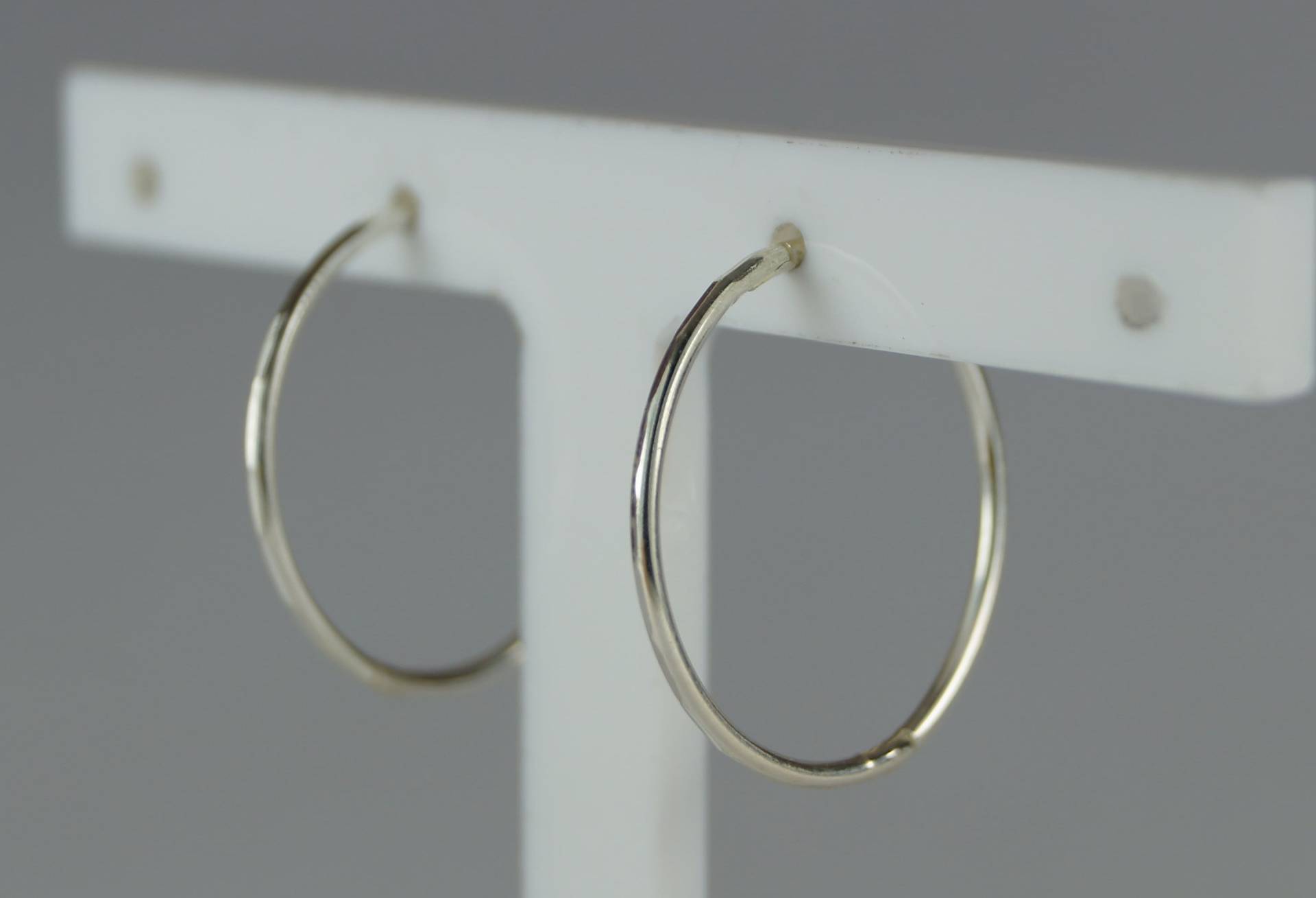 Silber Sleeper Creolen, 19 Mm Sterling 925 Abgewinkelt Cut Klappohrringe, Facettierter Hoop Silber Sleeper Creolen, 19 Mm Sterling 925 Abgewinkelt Cut Klappohrringe, Facettierter Hoop von LoveYourJewellery
