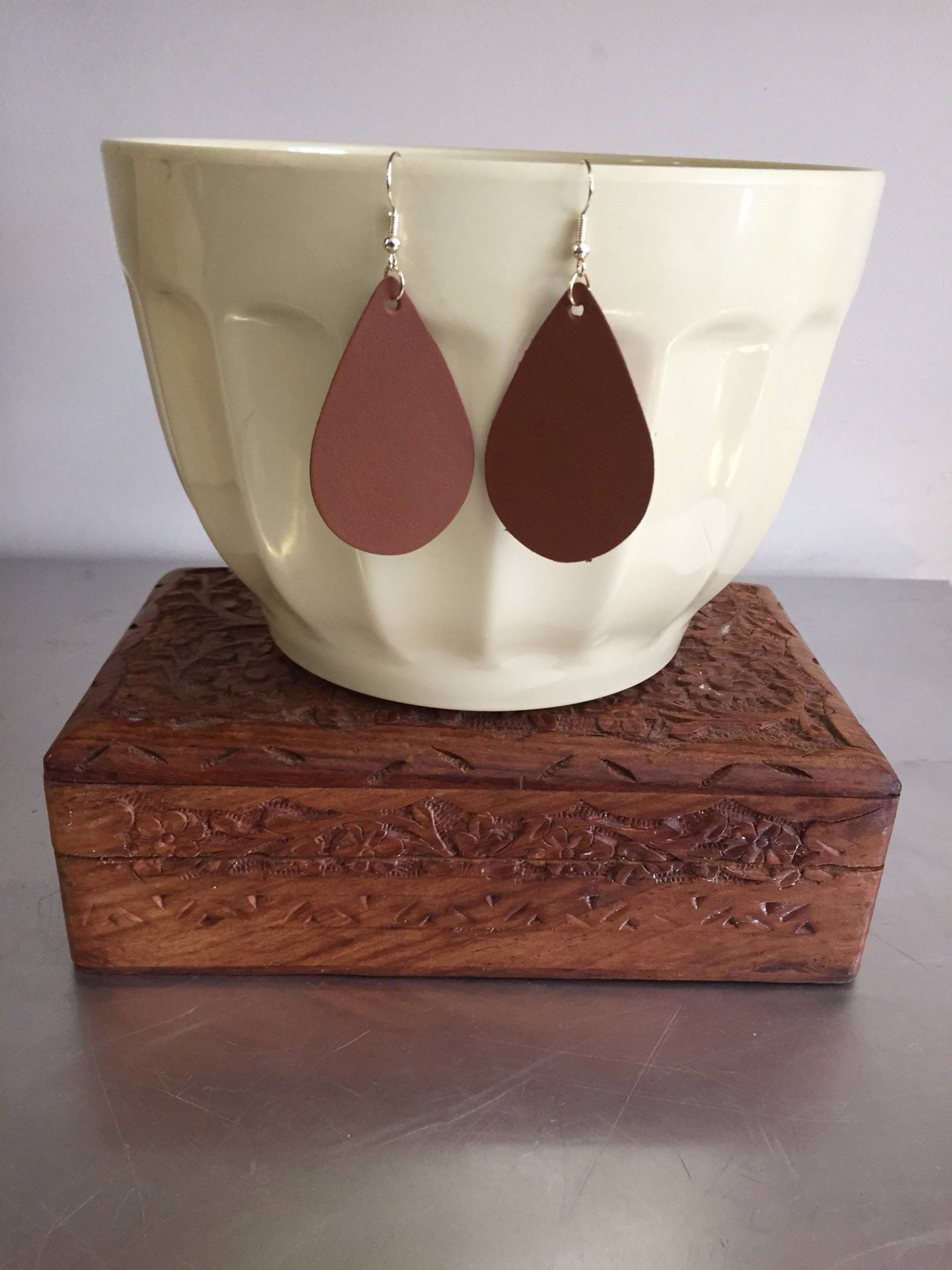 Braunes Leder Tropfen Ohrring Braunes Leder Tropfen Ohrring von LoveandHappinessFarm