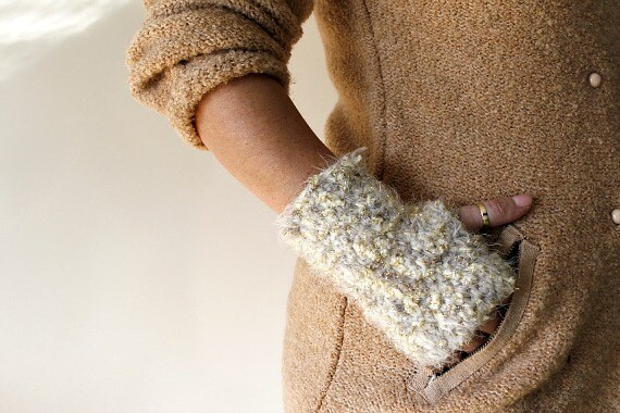 Fingerlose Handschuhe/Weiße Fingerlose Funkelten Häkeln Winter Zubehör Gold Glitter Geburtstagsgeschenk von LoveandKnit