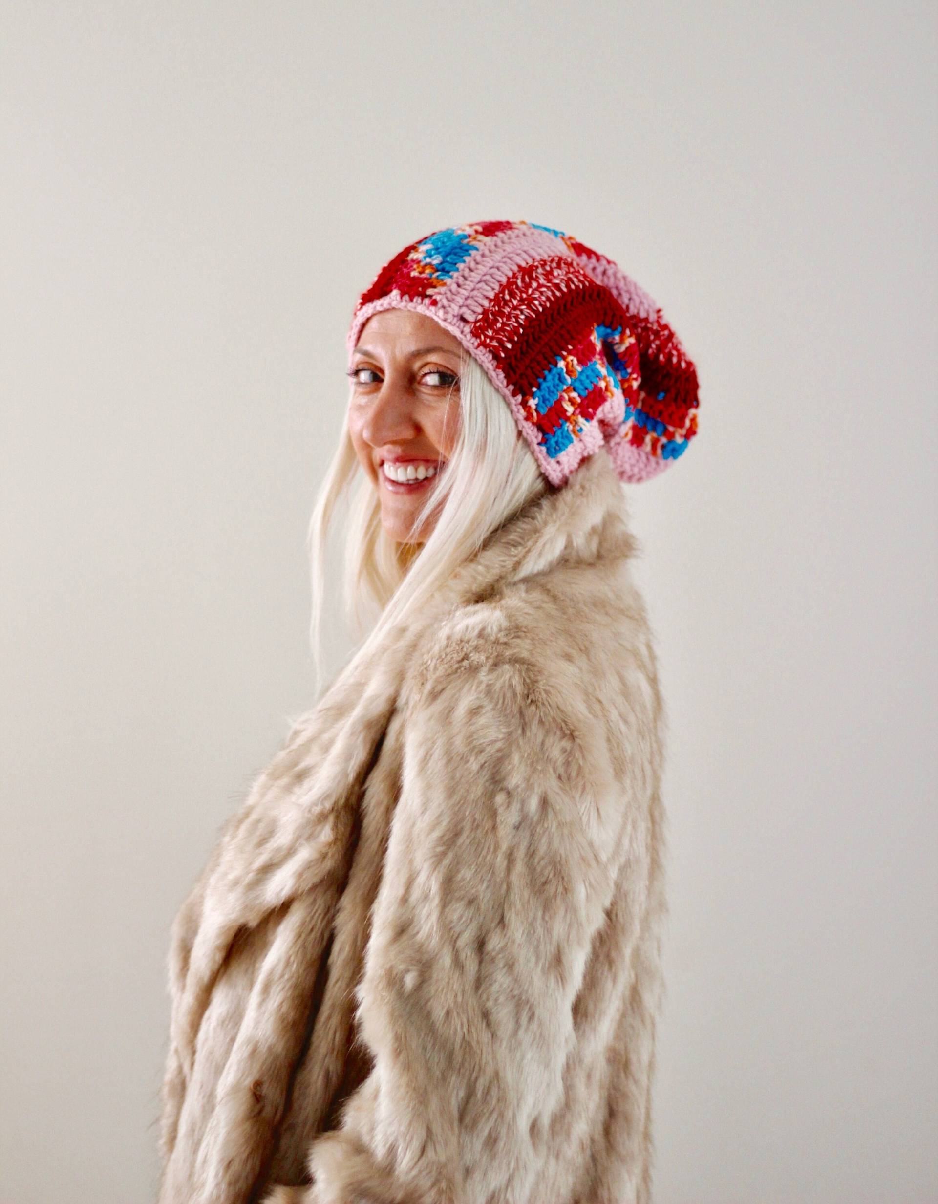 Gehäkelte Mütze Slouchy Beanie Gerippte Bommel Wintermütze Winteraccessoires Rosa Weihnachtsgeschenk von LoveandKnit