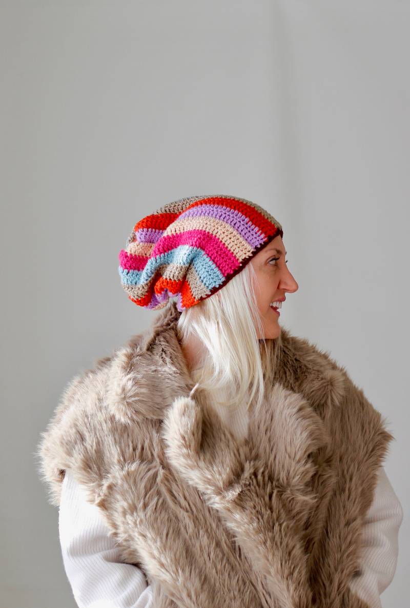 Gehäkelte Mütze Slouchy Beanie Gerippte Bommel Wintermütze Winteraccessoires Rosa Weihnachtsgeschenk von LoveandKnit