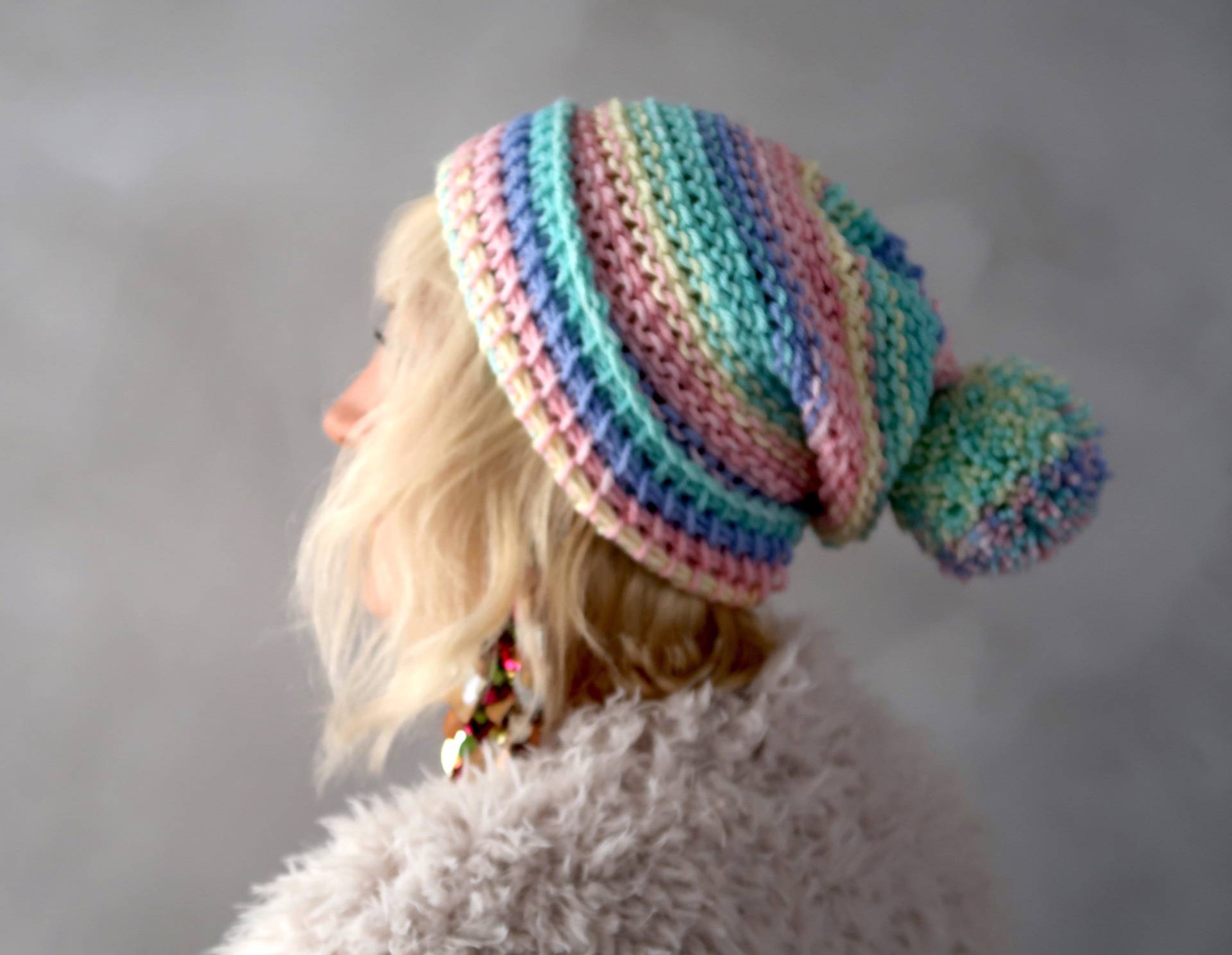 Handgefertigte Häkelmütze Mit Bommel - Weiche Winter-Häkelmütze Geschenk Für Sie Gestrickte Pastell-Regenbogen-Mütze-Herbstmode von LoveandKnit