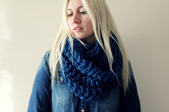 Klobige Infinity Schal-, Die Klobigen Circle Schal - Hand Stricken Strick Womens Geschenk Übergroße Schal, Blaue Unendlichkeit von LoveandKnit