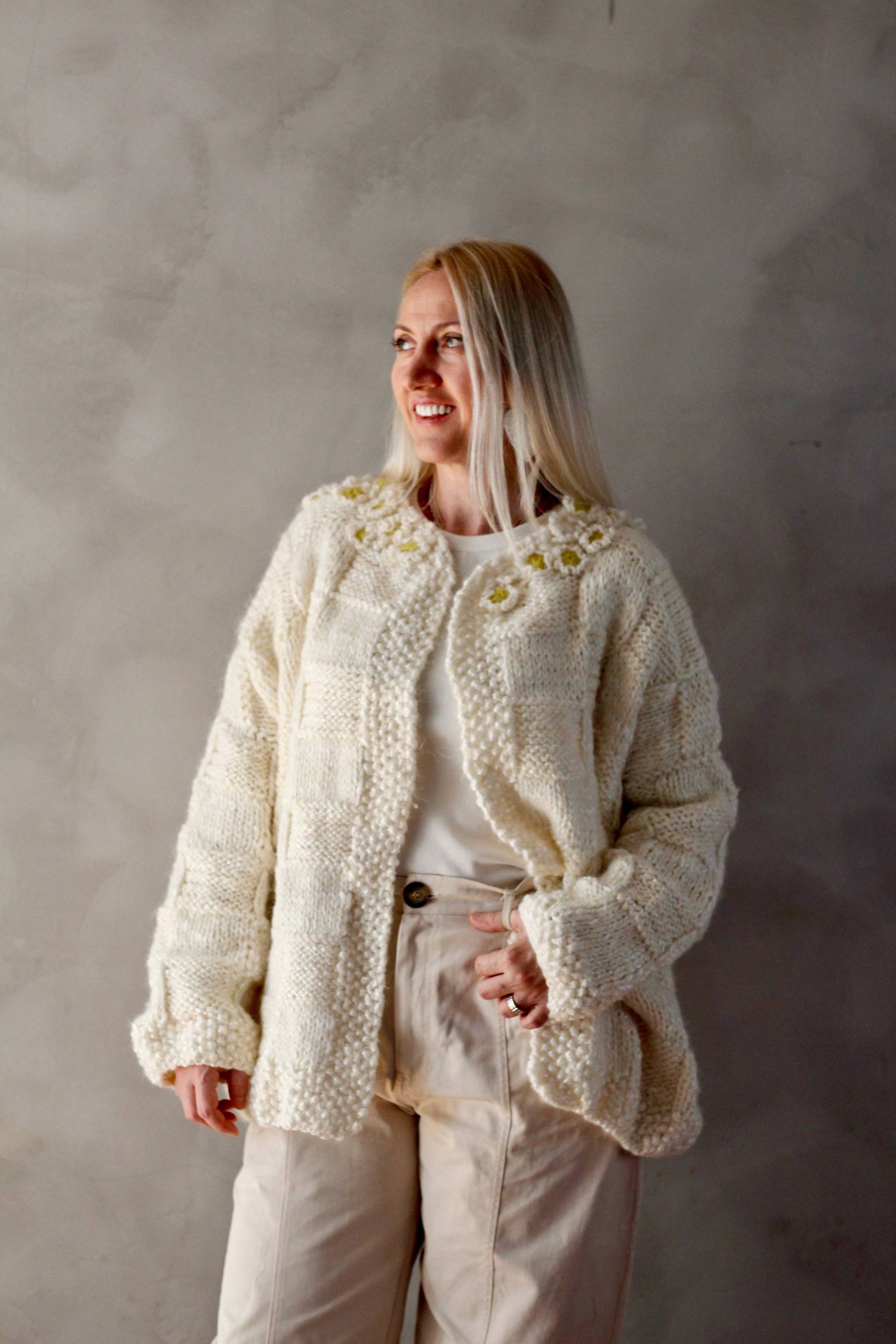 Plus Size Strickjacke - Weißer Xlarge Pullover Handgestrickt Geschenk Für Sie Brautpullover Mutter Chunky Knit von LoveandKnit