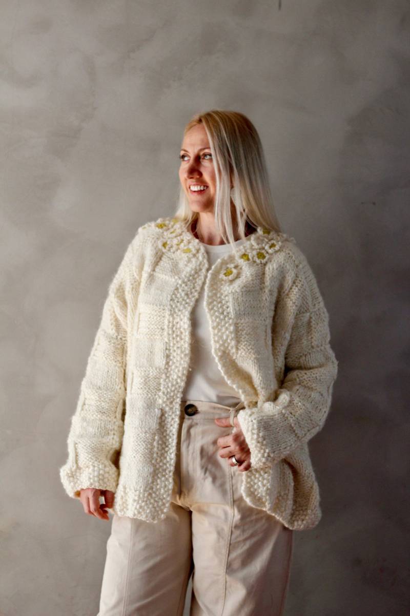 Plus Size Strickjacke - Weißer Xlarge Pullover Handgestrickt Geschenk Für Sie Brautpullover Mutter Chunky Knit von LoveandKnit