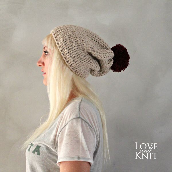 Pom Beanie - Beige Slouchy Beanie-Mütze Weihnachtsgeschenk Für Ihre Hand Gestrickte Weihnachten Geschenk Winter Zubehör Handgemachte von LoveandKnit