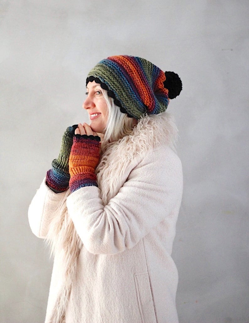 Regenbogen Mütze Und Handschuhe Set Bunte Pom Beanie Fingerlose Handgestrickt Winter Handgemachte Geschenk Für Sie von LoveandKnit
