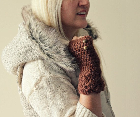 Stricken Sie Handschuhe. Braune Fingerlose Winterhandschuhe. Gehäkelte Frauen Stricken Handschuhe Mit Knöpfen von LoveandKnit