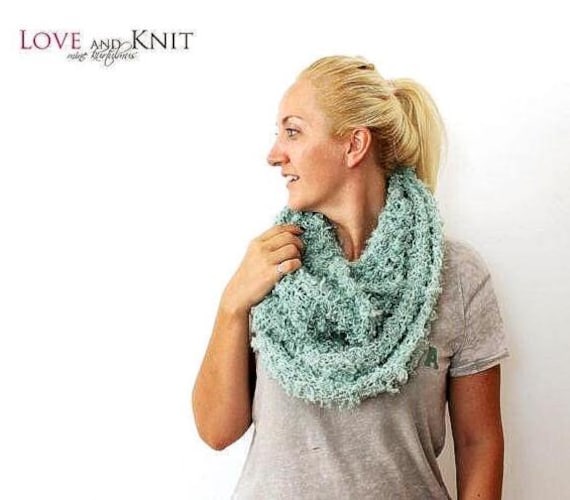 Türkis Handgemachter Grobstrick Infinity Schal Limitierte Lager Geschenk Für Sie von LoveandKnit