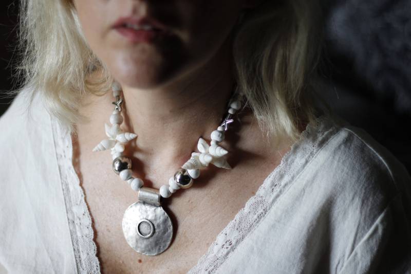 Weiße Kette, Holzkette, Strand, Meer Shell Halskette, Geschenk Für Sie, Frauen Geschenk, Anhänger, Sommer, Boho Halskette von LoveandKnit