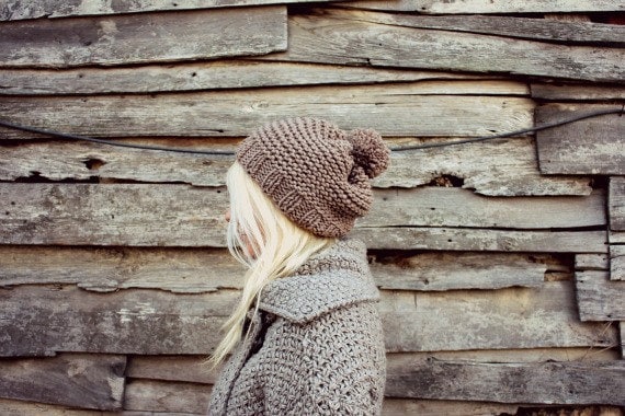 Womens Hand Gestrickte Pom Mütze - Beige Mütze. Bommel-Mütze Für Frau. Wollmütze. Gestrickte Mützen. Slouchy Beanie von LoveandKnit