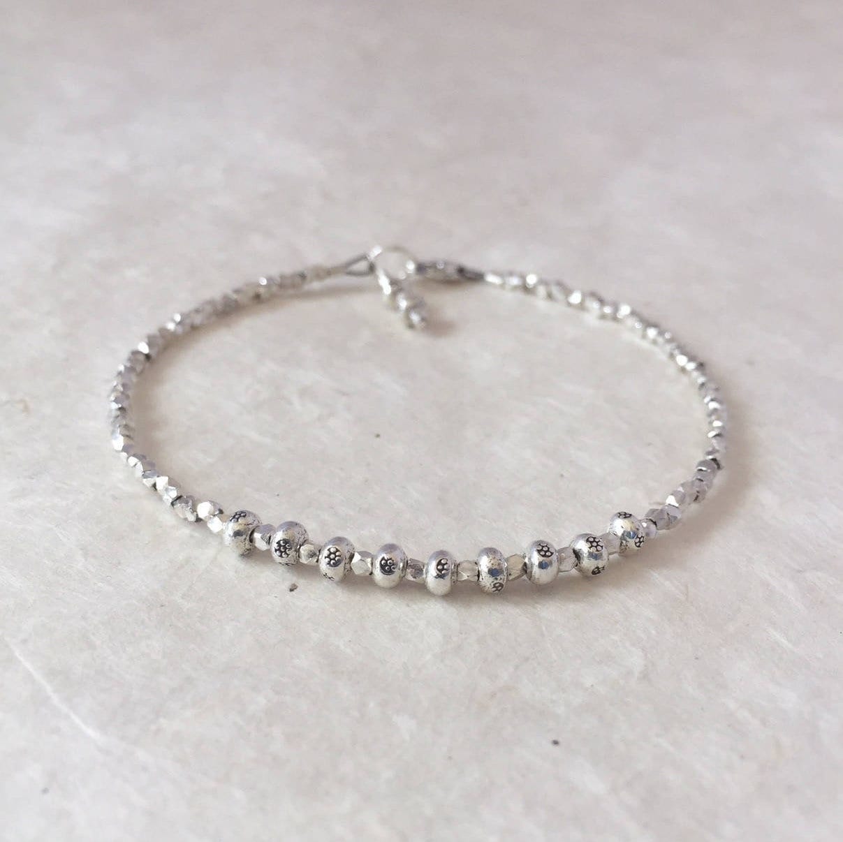 Daisy Stamp Karen Hill Tribe Silber Perlen Armband Sundance Style von LoveandLightArtistry