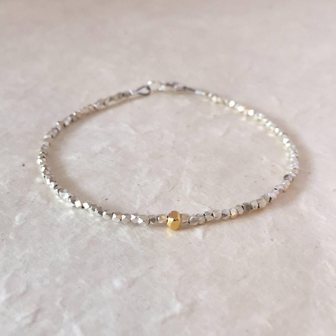 Gold Vermeil Karen Hill Tribe Silber Perlen Armband Zierlicher Stapelschmuck von LoveandLightArtistry