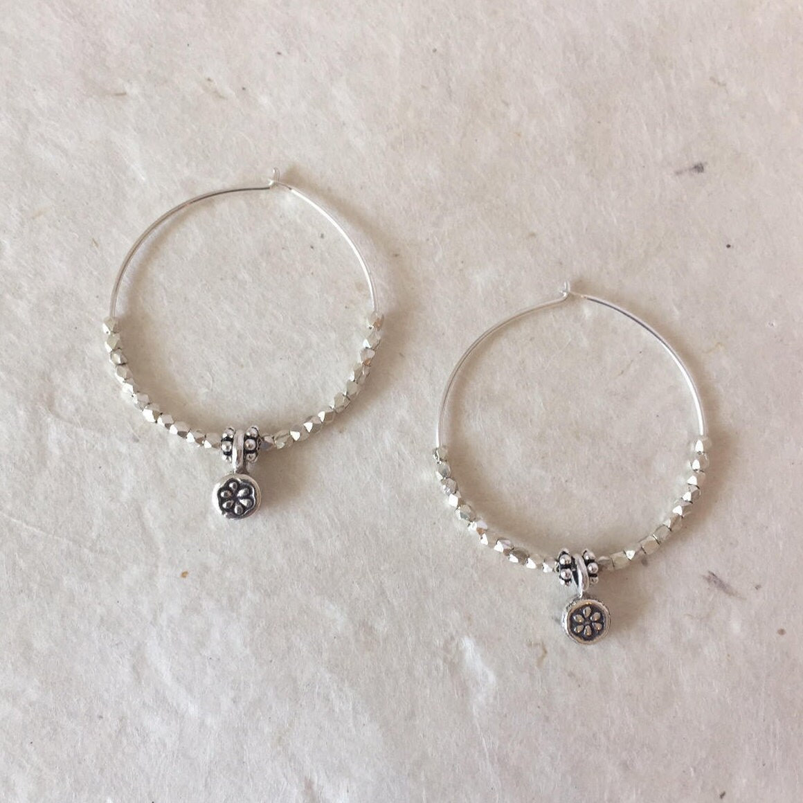 Karen Hill Tribe Silber Creolen Daisy Anhänger, Perlen, Sundance Style von LoveandLightArtistry