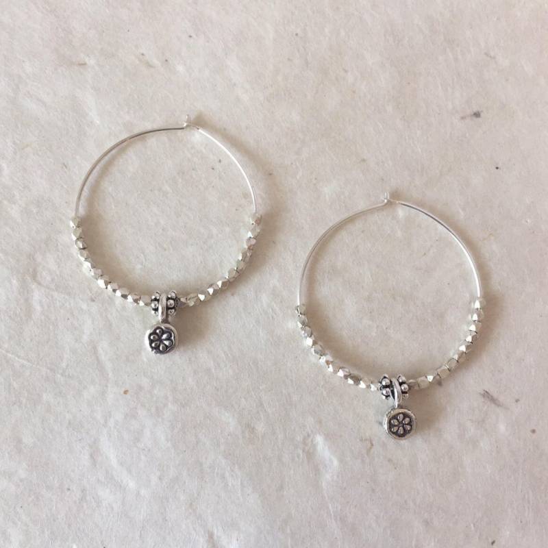 Karen Hill Tribe Silber Creolen Daisy Anhänger, Perlen, Sundance Style von LoveandLightArtistry