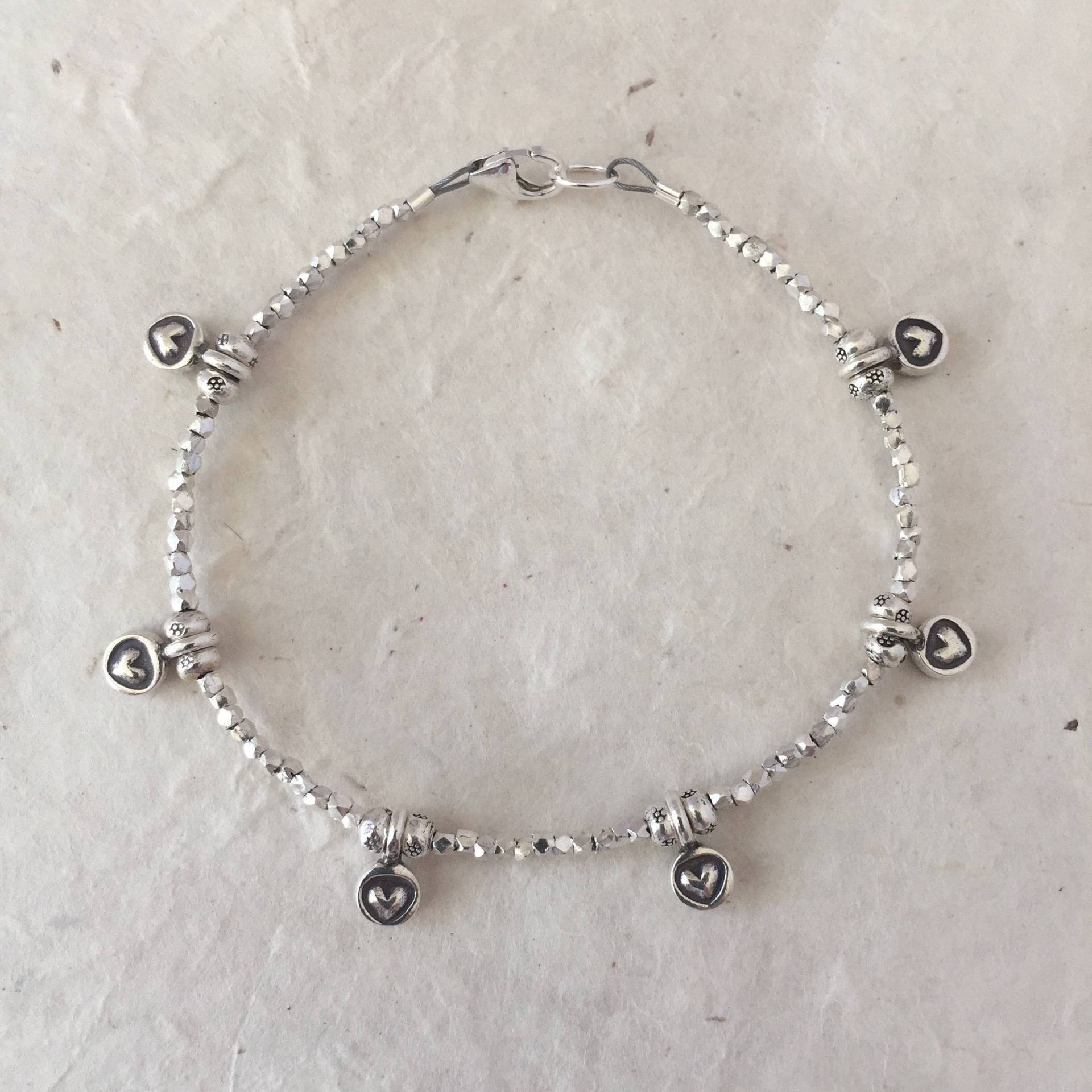 Karen Hill Tribe Thai Silber Perlen Armband Mit Herz Charms von LoveandLightArtistry