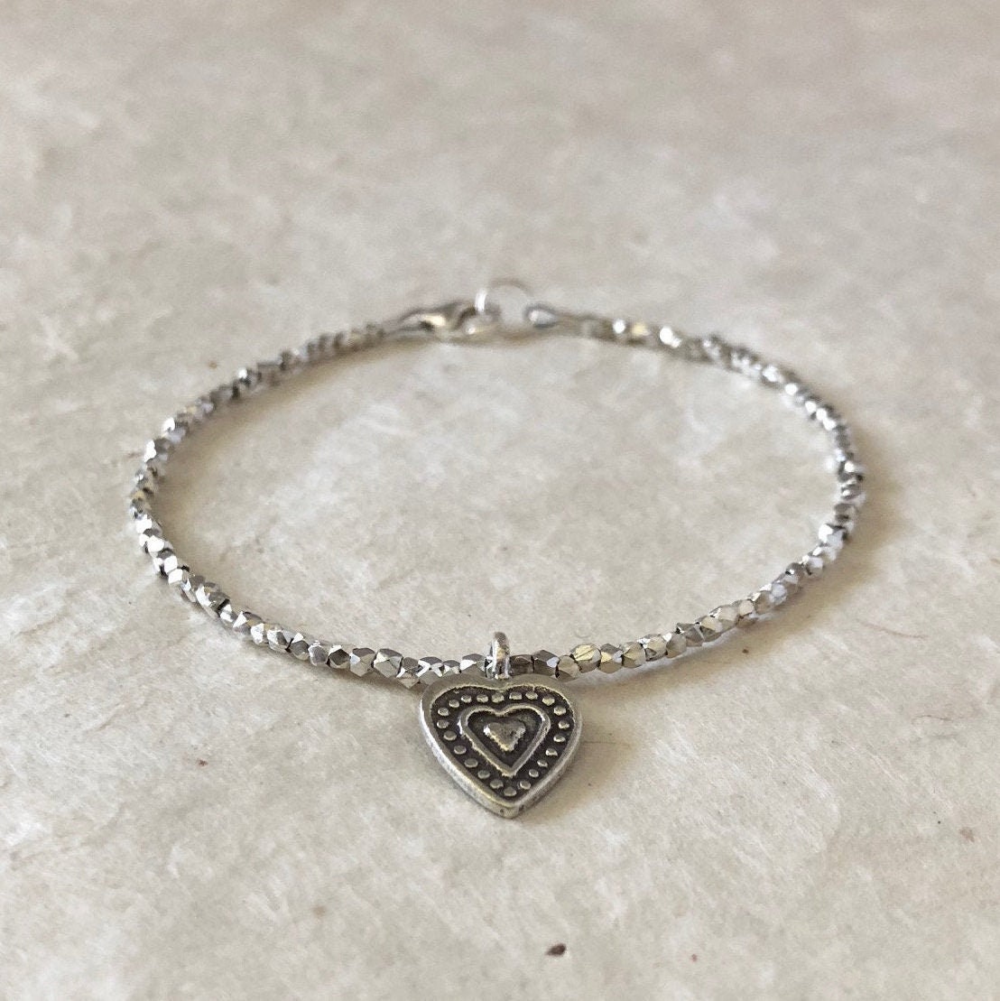 Thai Silber Perlen Armband Zierlicher Herz Anhänger, Handgemachter Boho Schmuck von LoveandLightArtistry