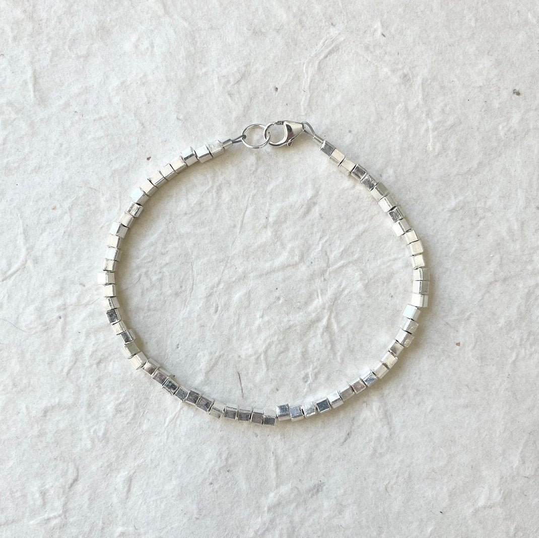 Würfel Perlen Karen Hill Tribe Silber Armband Zierlicher Stapelschmuck von LoveandLightArtistry