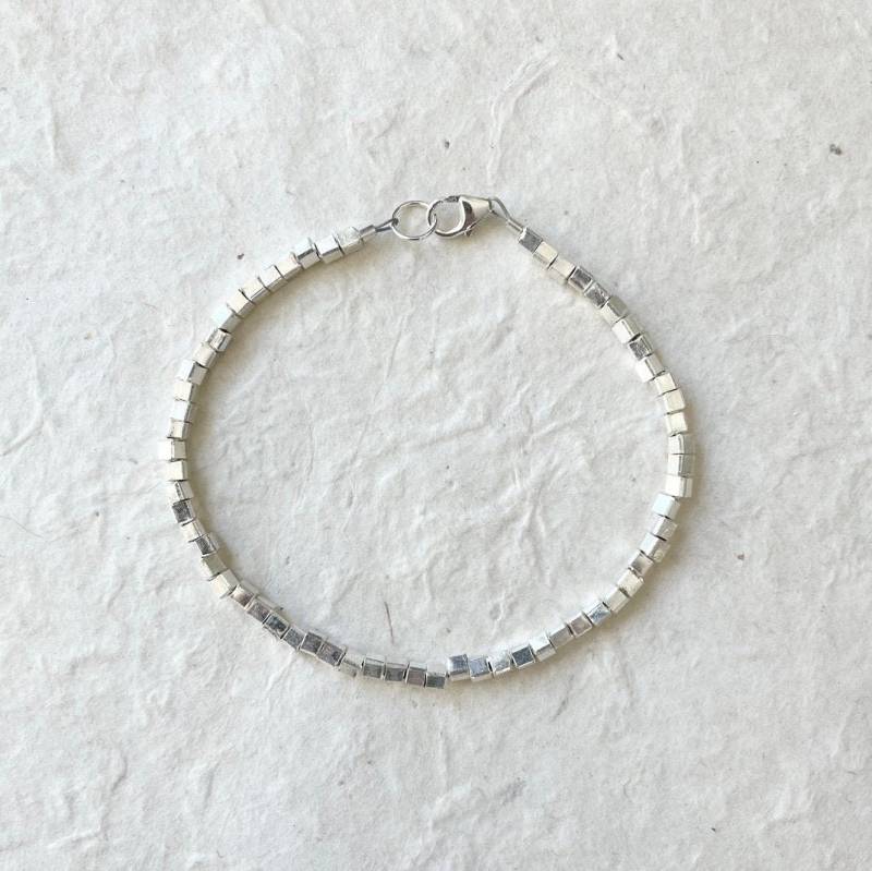 Würfel Perlen Karen Hill Tribe Silber Armband Zierlicher Stapelschmuck von LoveandLightArtistry
