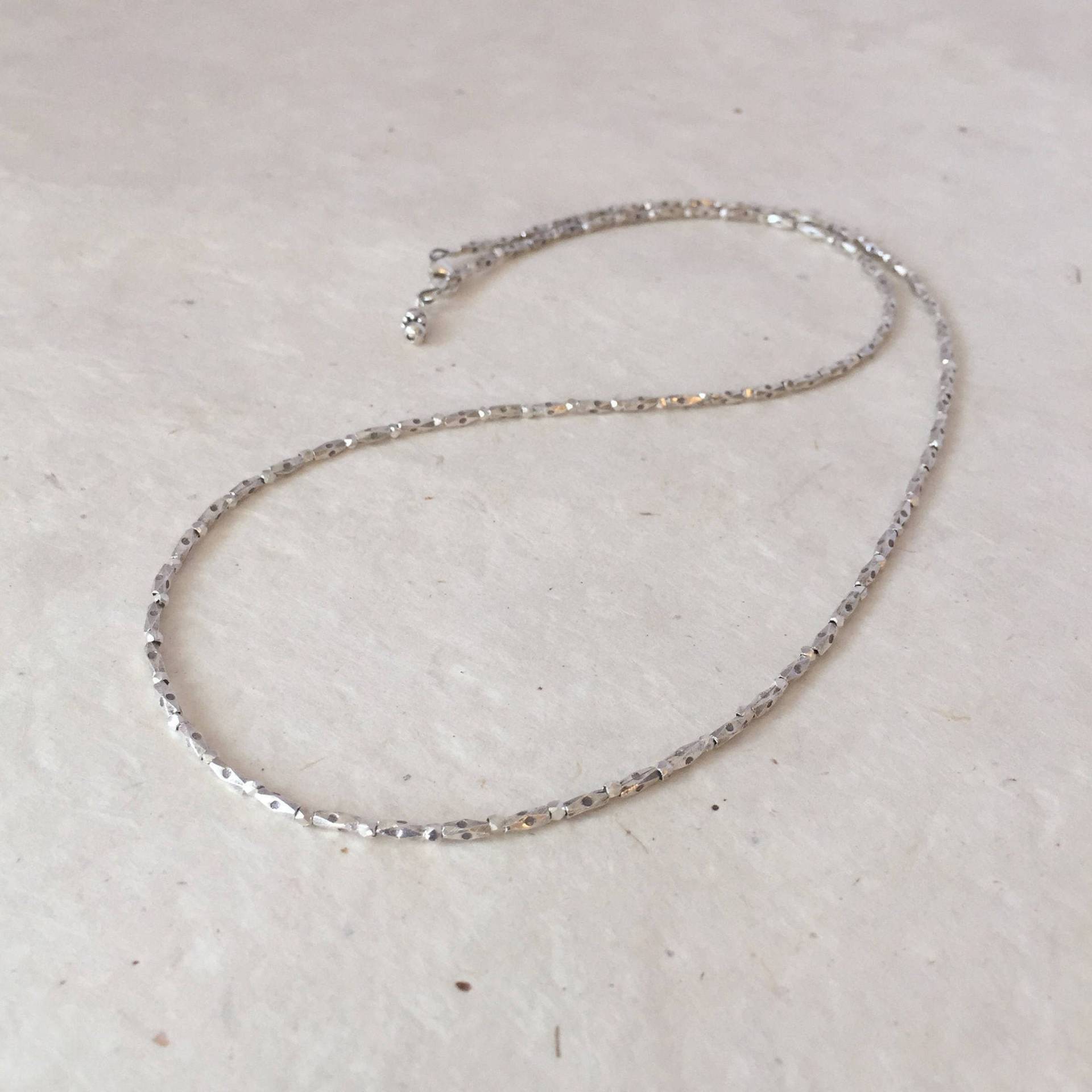 Zierliche Gestempelte Karen Hill Tribe Thai Silber Perlen Halskette Mit Baumeln, Sundance Style, Zarte Halskette, Schichtung Boho Chic von LoveandLightArtistry