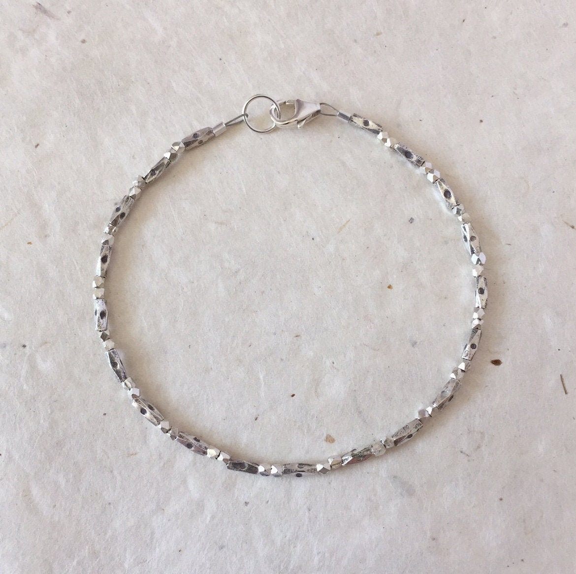 Zierliches Gestempeltes Karen Hill Tribe Thai Silber Perlen Stacking Armband, Sundance Style, Layering Boho Chic, Zartes Armband von LoveandLightArtistry