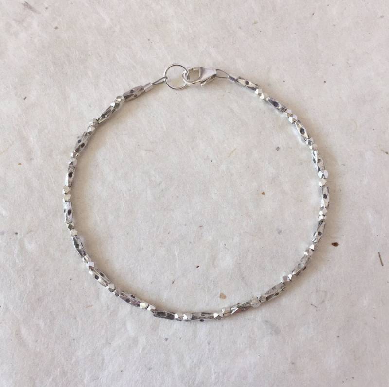 Zierliches Gestempeltes Karen Hill Tribe Thai Silber Perlen Stacking Armband, Sundance Style, Layering Boho Chic, Zartes Armband von LoveandLightArtistry