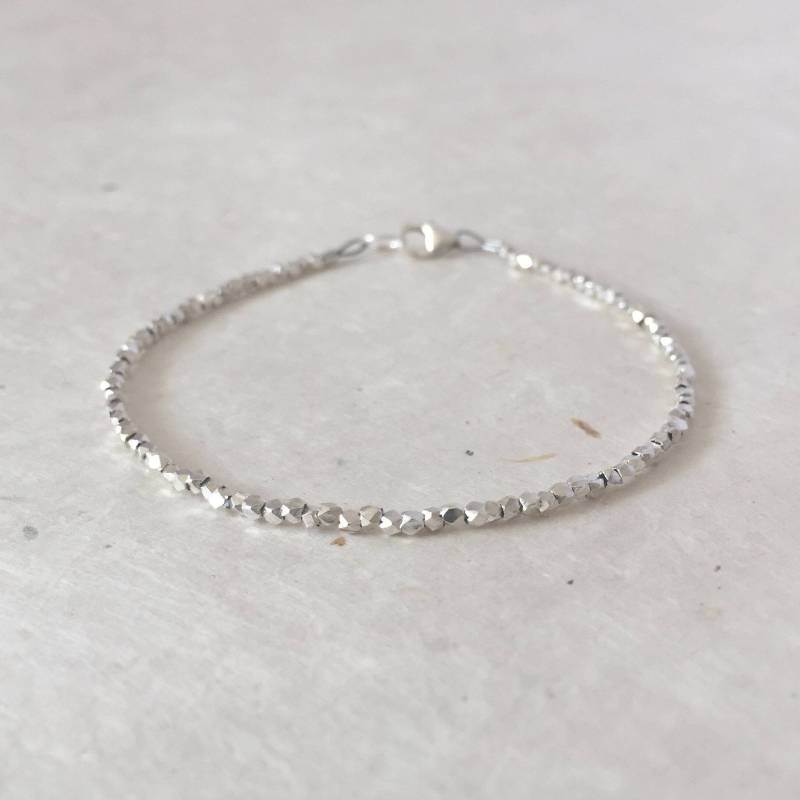 Zierliches Karen Hill Tribe Silber Perlen Armband Boho Schmuck Stacking von LoveandLightArtistry