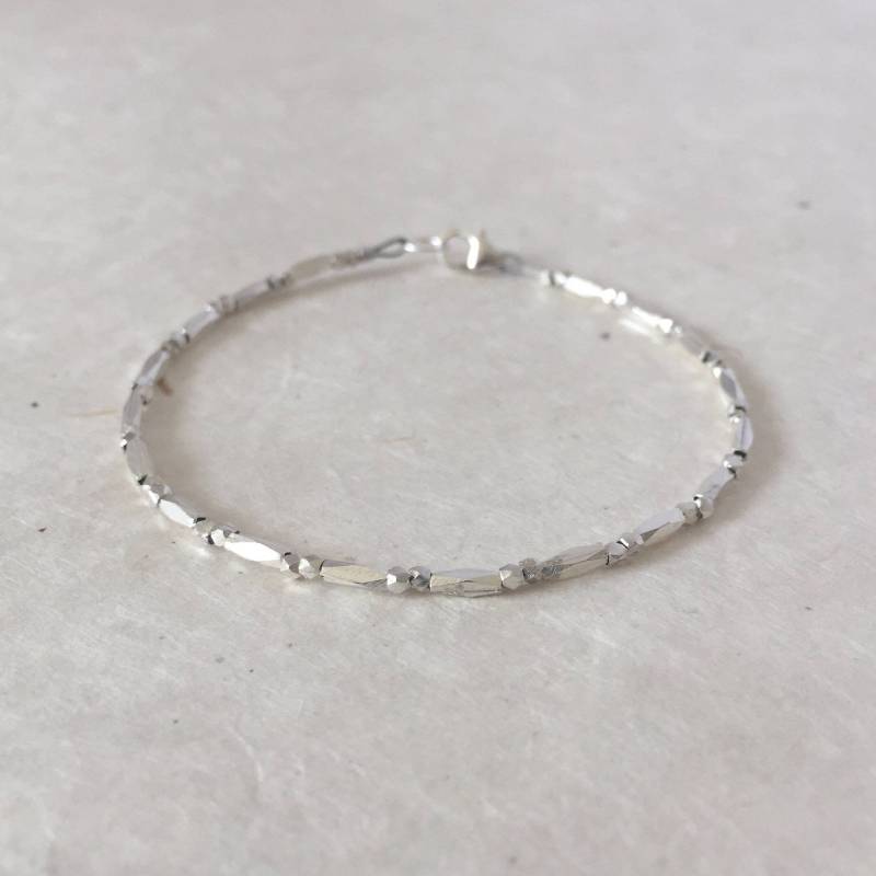 Zierliches Thai Silber Tube Perlen Armband Boho Stacking Schmuck von LoveandLightArtistry