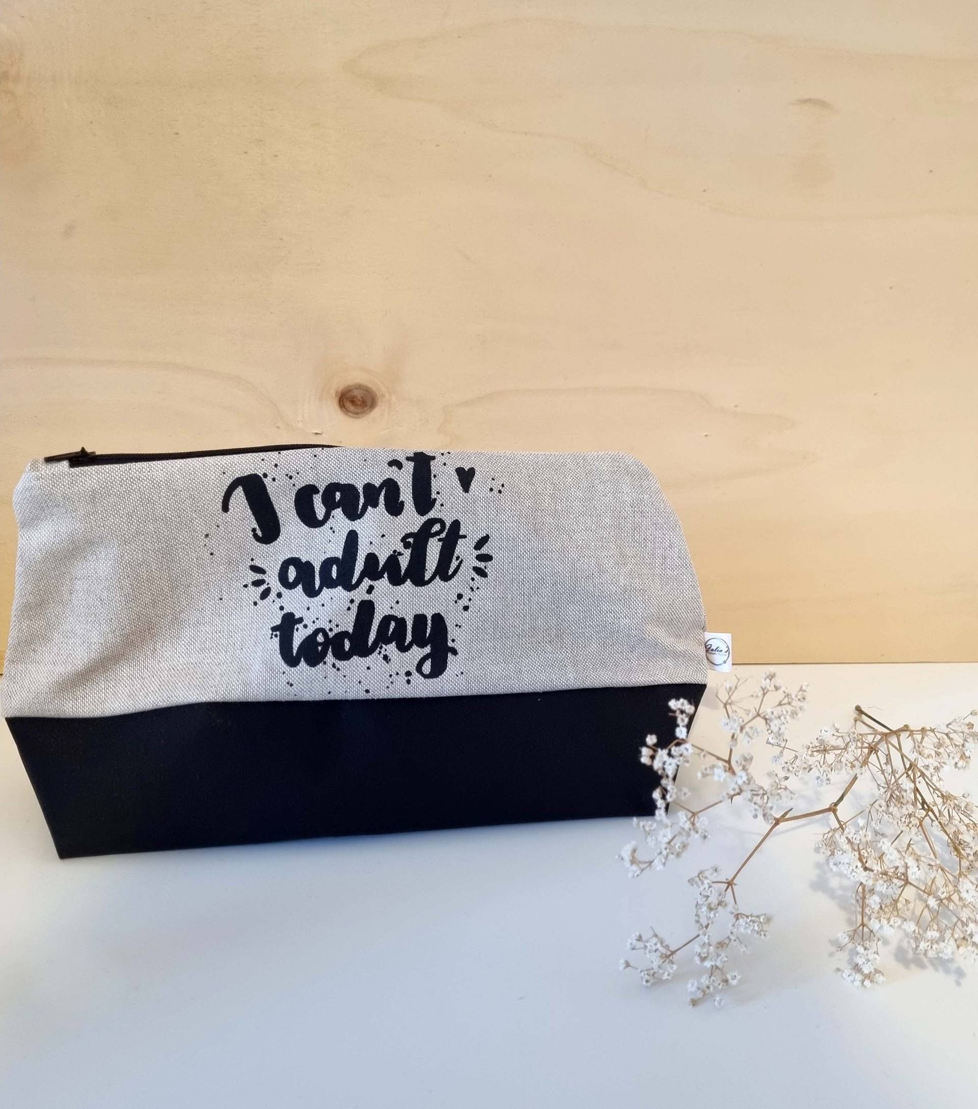 Kulturbeutel Gr. L "I Can't Adult", Reisebegleiter, Handlettering Kulturbeutel Gr. L "I Can't Adult", Reisebegleiter, Handlettering von LoveandletterDesign