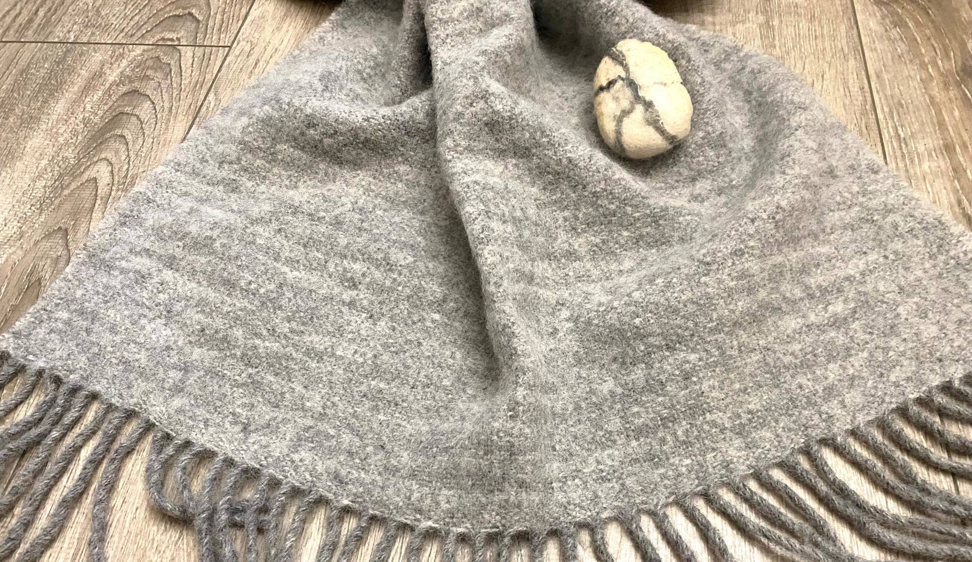 Grauer Wollschal Großer Oversize Schal Neuseeland Oma Geschenk Weihnachtsgeschenk von LovebyLudmila