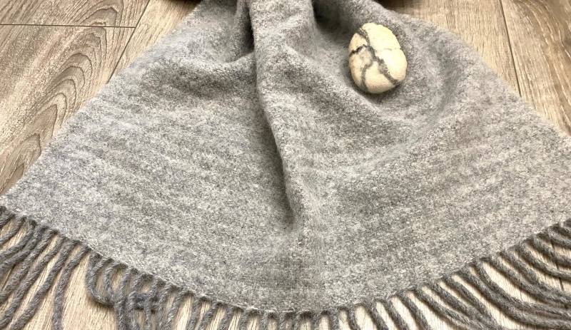 Grauer Wollschal Großer Oversize Schal Neuseeland Oma Geschenk Weihnachtsgeschenk von LovebyLudmila