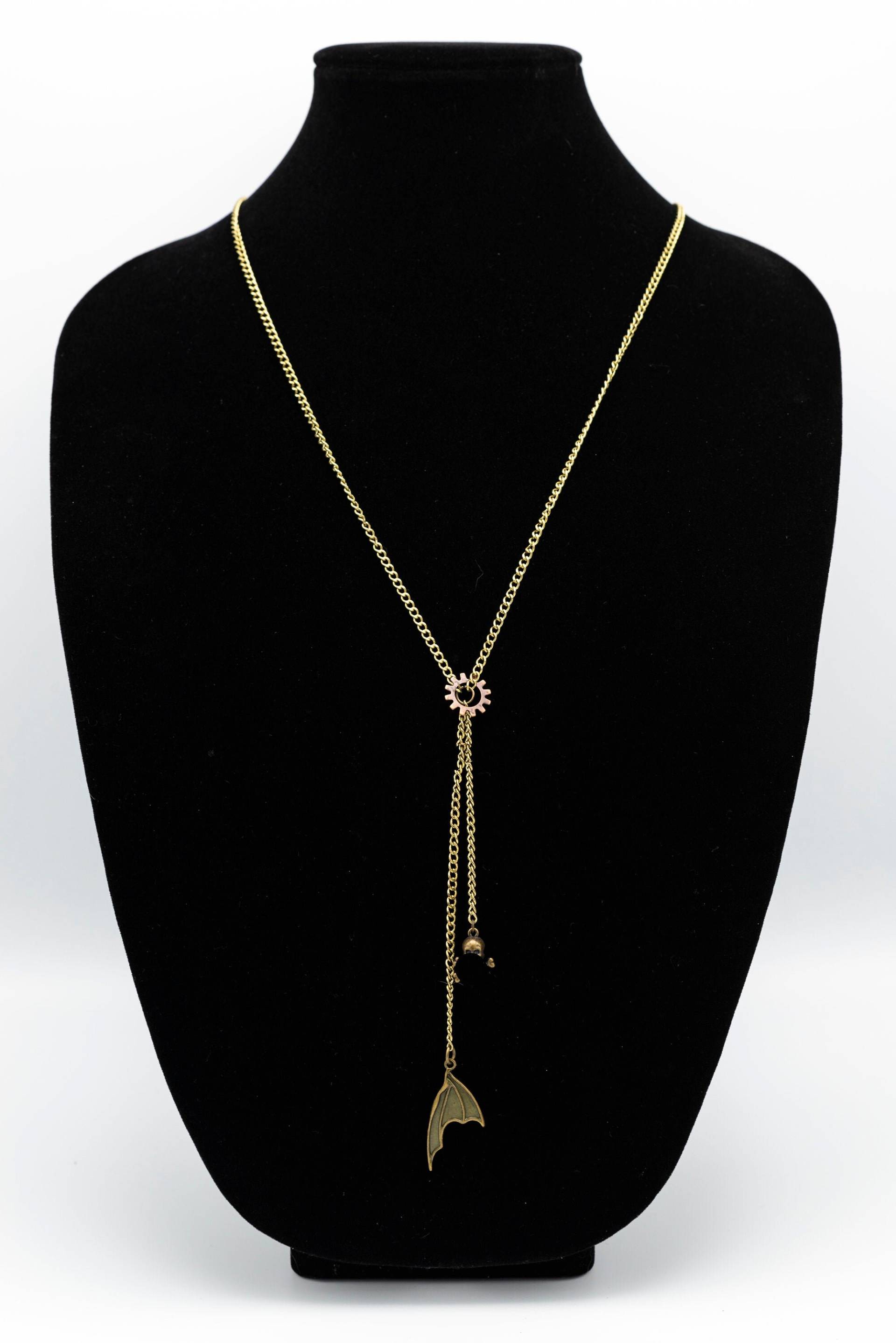 26" Gold Halskette Mit Bronze-Zahnrad Charme 5" Y Halten Schädel Und Kreuzknochen Fledermaus Flügel Charms 26" Gold Halskette Mit Bronze-Zahnrad Charme 5" Y Halten Schädel Und Kreuzknochen Fledermaus Flügel Charms von LovedByAllStudio