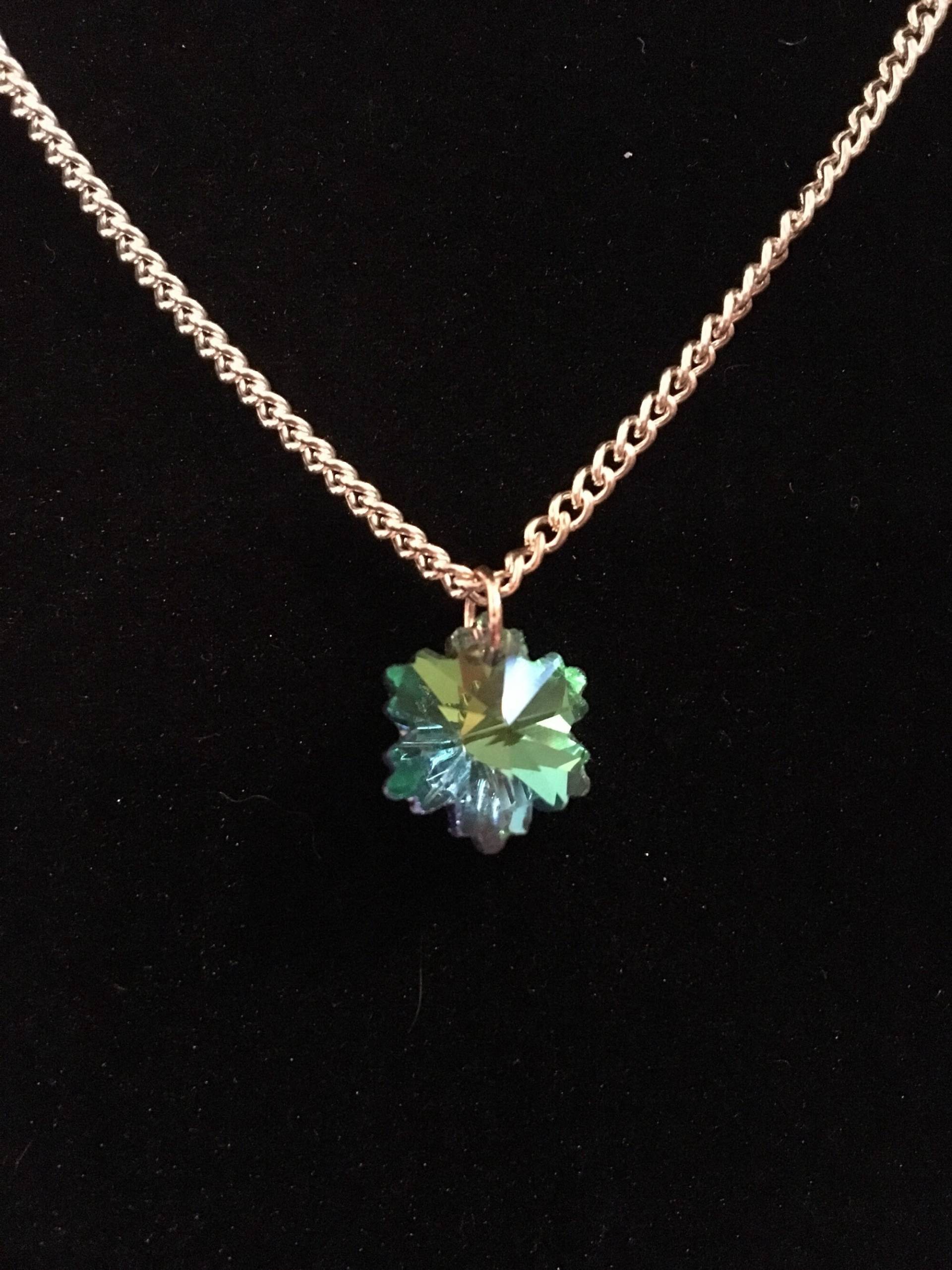 Blaue Und Grüne Blume Charme Halskette Blaue Und Grüne Blume Charme Halskette von LovedByAllStudio