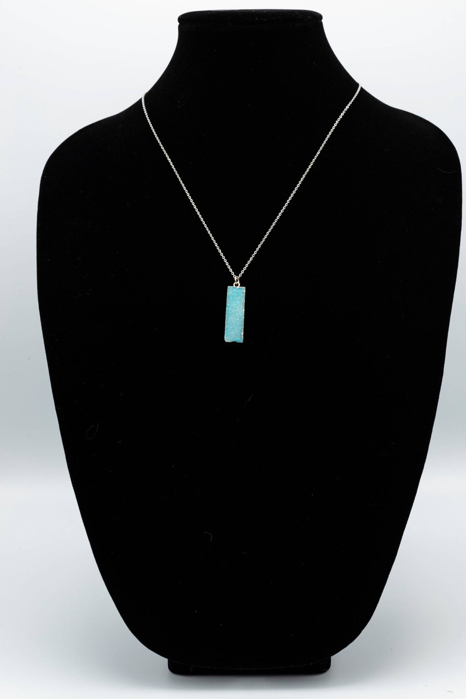 Blauer Quarz Anhänger Halskette Blauer Quarz Anhänger Halskette von LovedByAllStudio