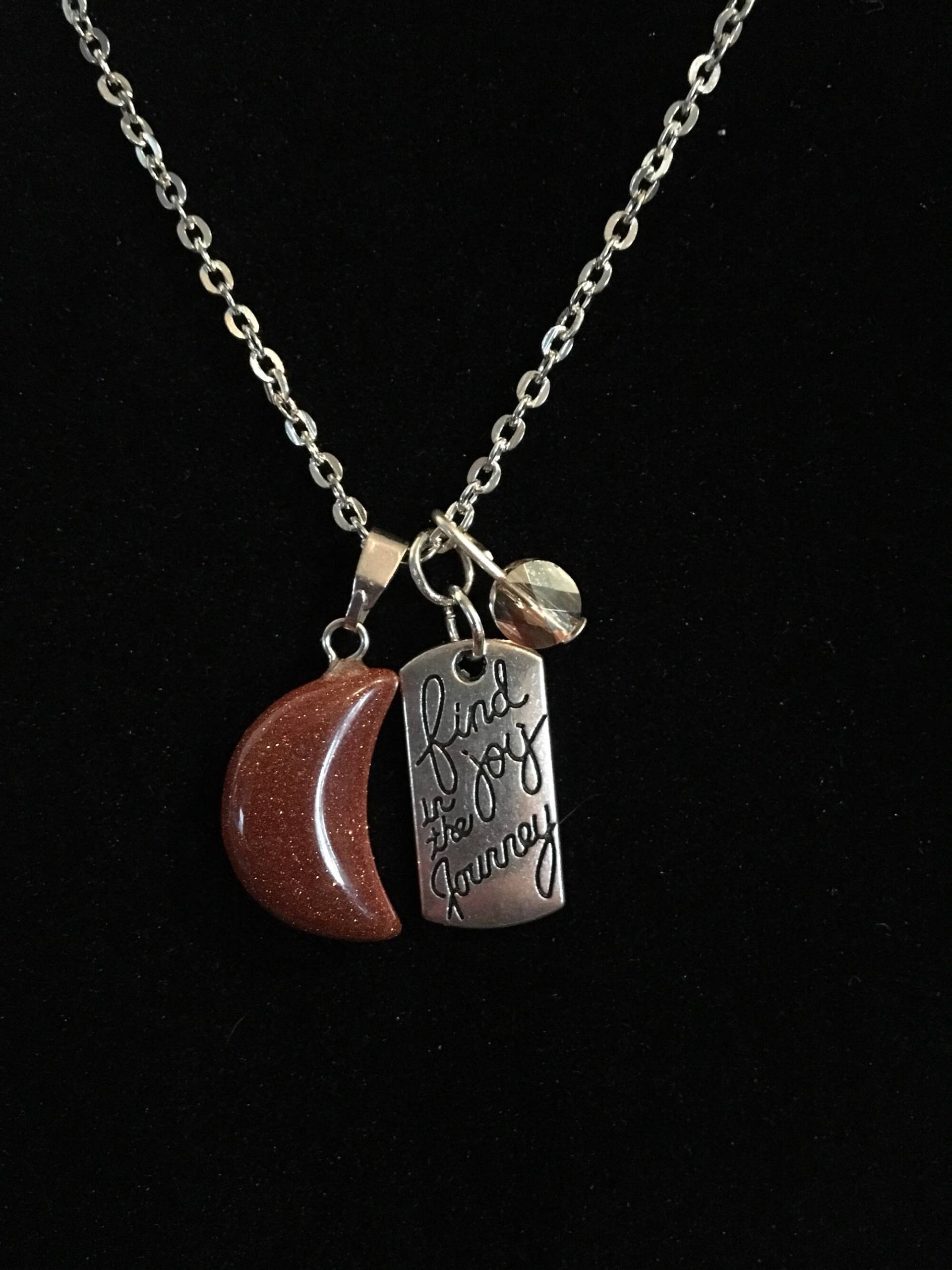 Finde Freude in Der Reise-Halskette Finde Freude in Der Reise-Halskette von LovedByAllStudio