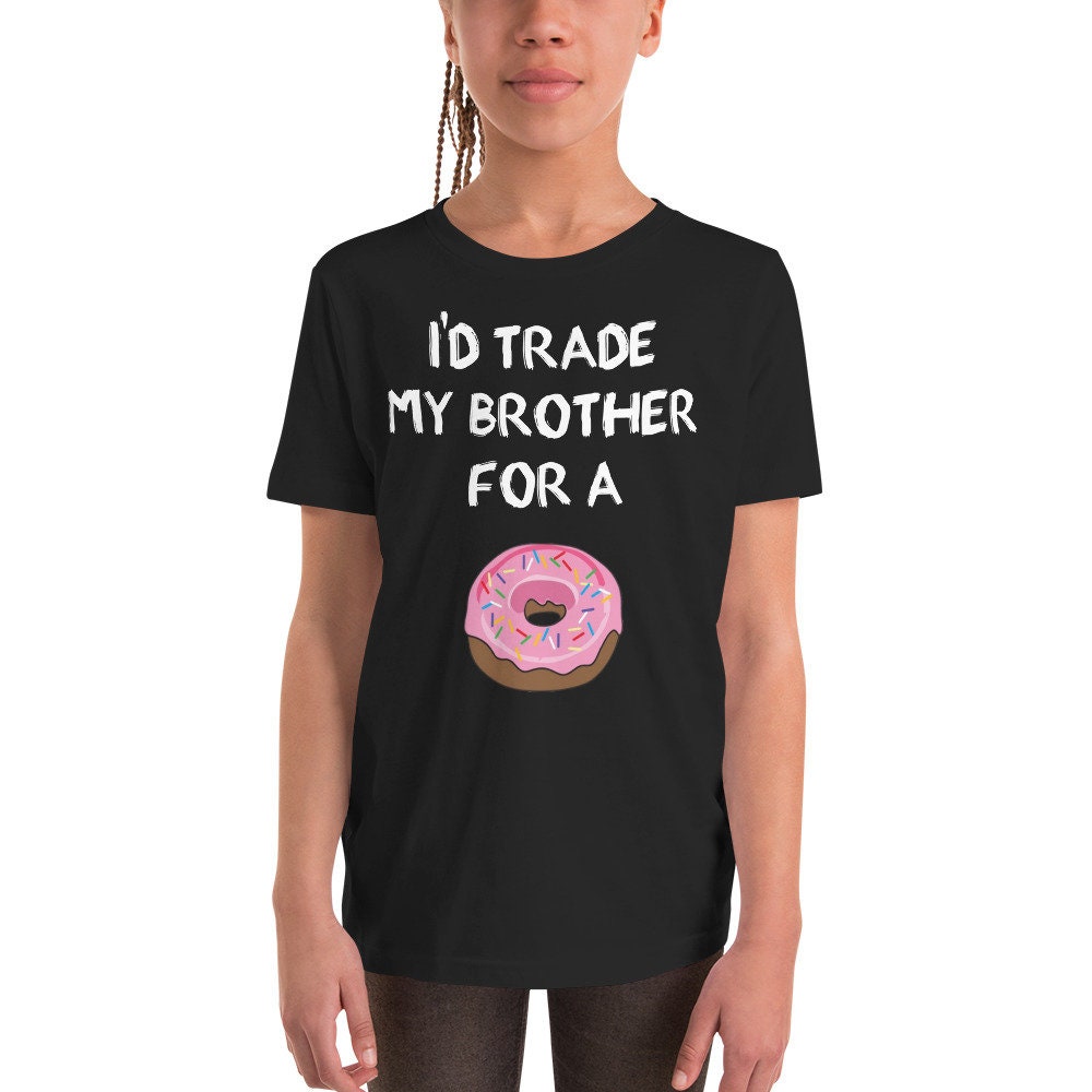I'd Trade My Brother For A Donut T-Shirt - Lustiges Geschwister Joke Jugend Unisex Kurzärmeliges T-Shirt I'd Trade My Brother For A Donut T-Shirt - Lustiges Geschwister Joke Jugend Unisex Kurzärmeliges T-Shirt von LovedOnesGifts
