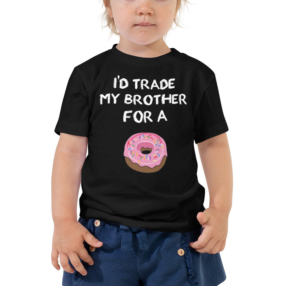 I'd Trade My Brother For A Donut T-Shirt - Lustiges Geschwister Witz Kleinkind Unisex Kurzärmeliges T-Shirt I'd Trade My Brother For A Donut T-Shirt - Lustiges Geschwister Witz Kleinkind Unisex Kurzärmeliges T-Shirt von LovedOnesGifts